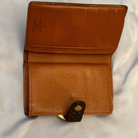 ✨Louis Vuitton KISS LOCK Wallet in great condition except 2 small call-outs✨ - Picture 10 of 17